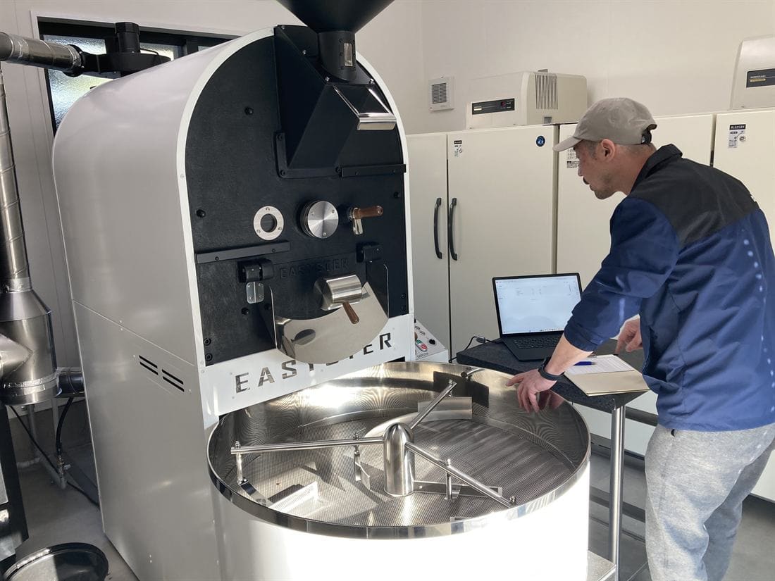 Green Hills Coffee Roaster's Lab. の店内焙煎機で、焙煎士がコーヒー豆を焙煎している様子（愛知県豊橋市）