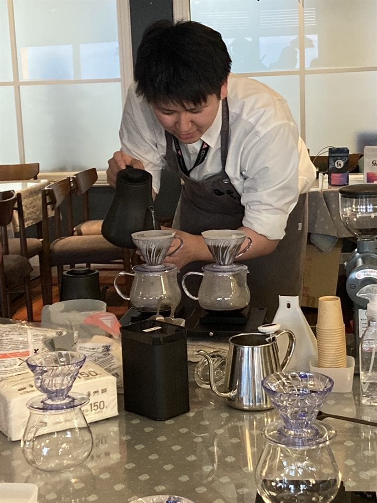 Green Hills Coffee Roaster's Lab. のハンドドリップセミナーで、店長がドリップの手本を見せている様子
